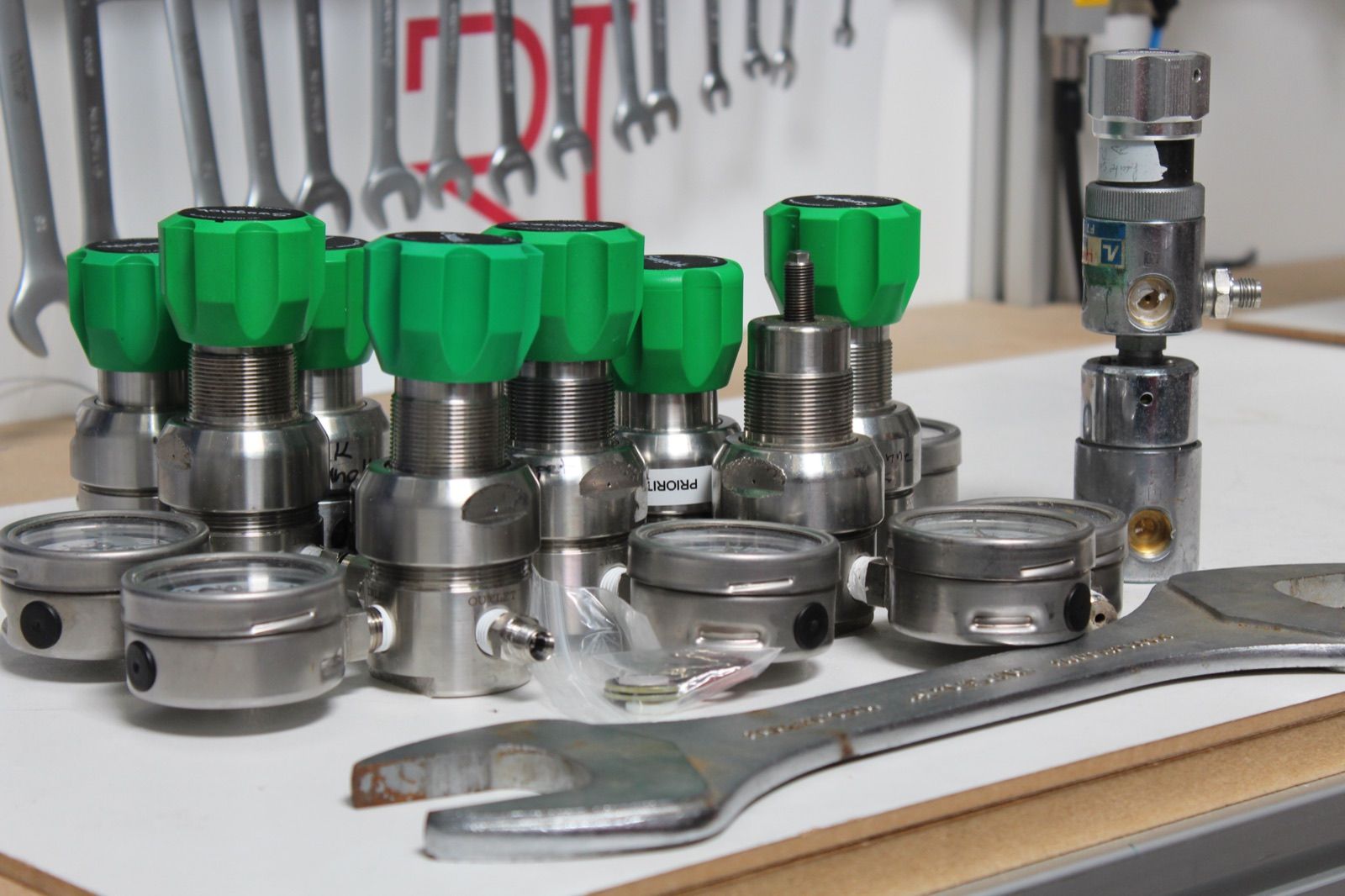 Détendeurs en cours de contrôle à l'atelier Rhône Instrumentation